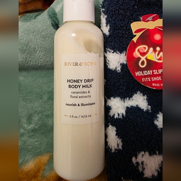 Foot Care Gift Set with Socks, Foot Care, File And Lotion - Picture 2 of 5